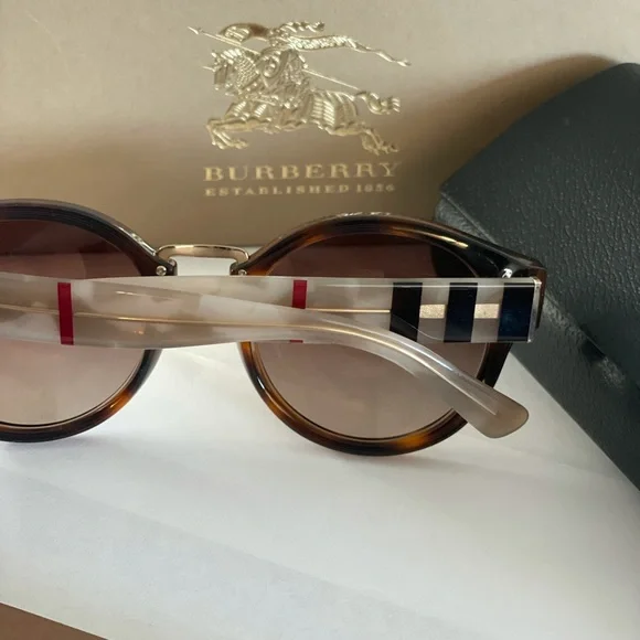Burberry 50MM square sunglasses - Picture 5 of 6